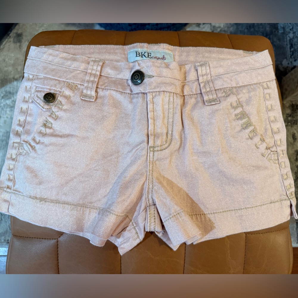 NWOT- BUCKLE(BKE Casuals) Blush Pink w/Gold Shimmer Shorts